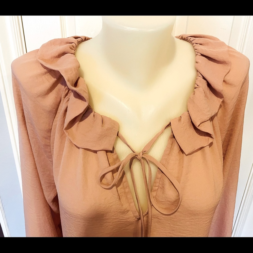 Ann Taylor women Ruffles blouse. Medium. Dusty Pink.